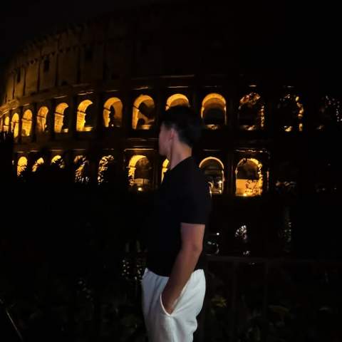 Toan davanti al Colosseo di notte