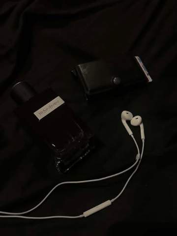 Una serata: profumo, telefono e auricolari