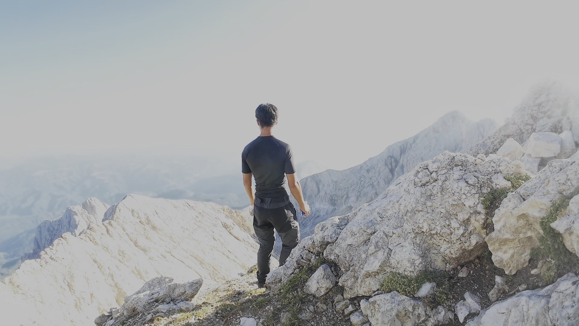 Toan in cima a una cresta di montagna